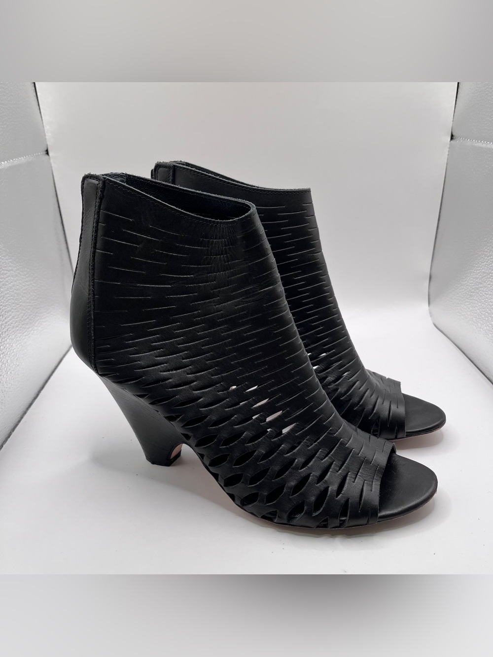 Strategia cutout ankle boots distinct lasercut leather pattern size 39.5 US 8.5